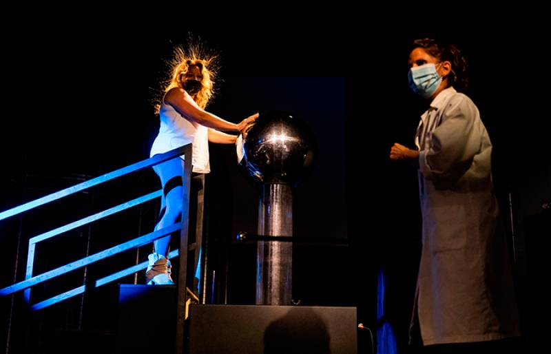 Imagen de Alto Voltaje en teatro ciencia. EPDA.